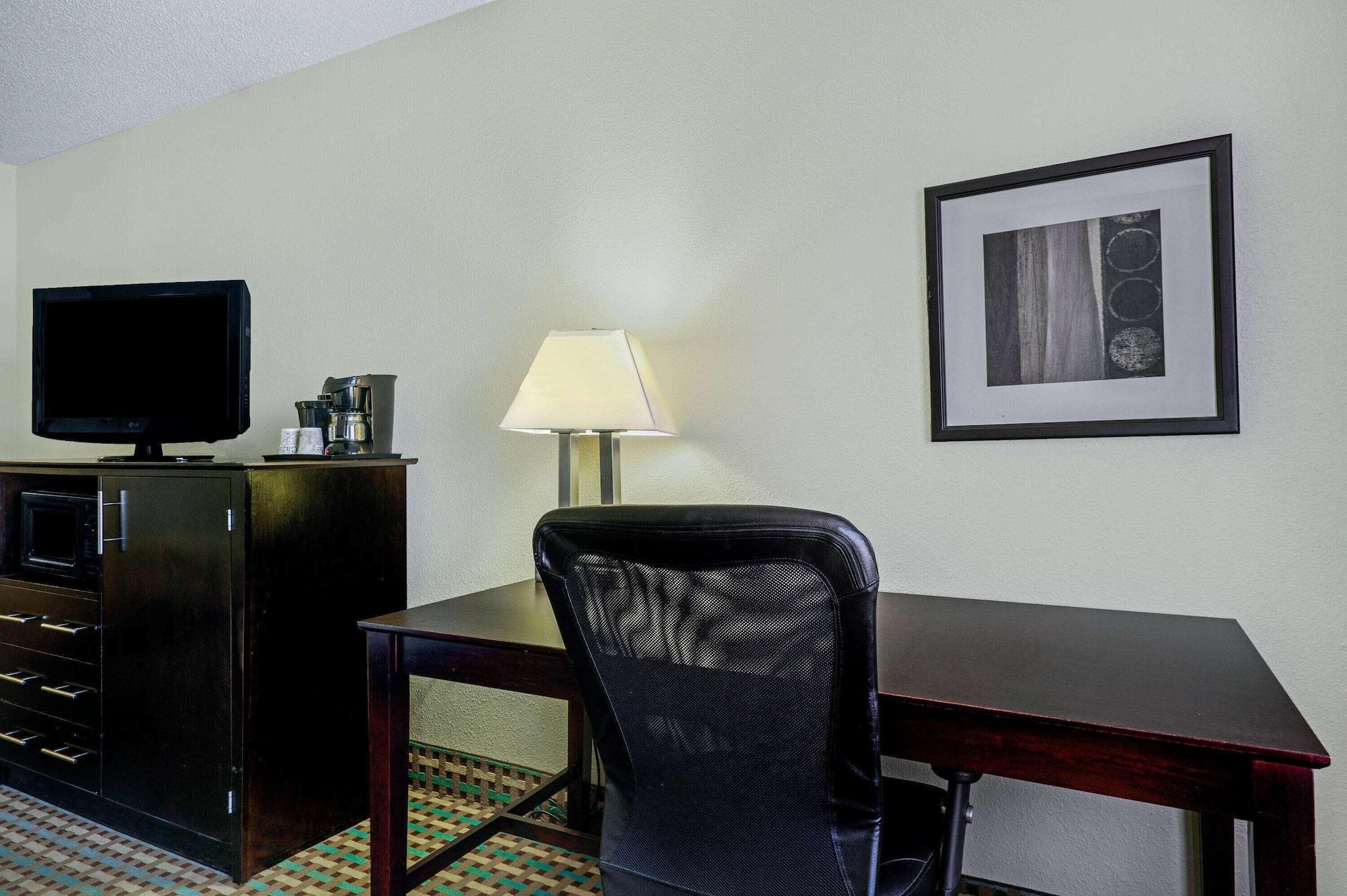 La Quinta Inn By Wyndham Columbia Se Fort Jackson Luaran gambar
