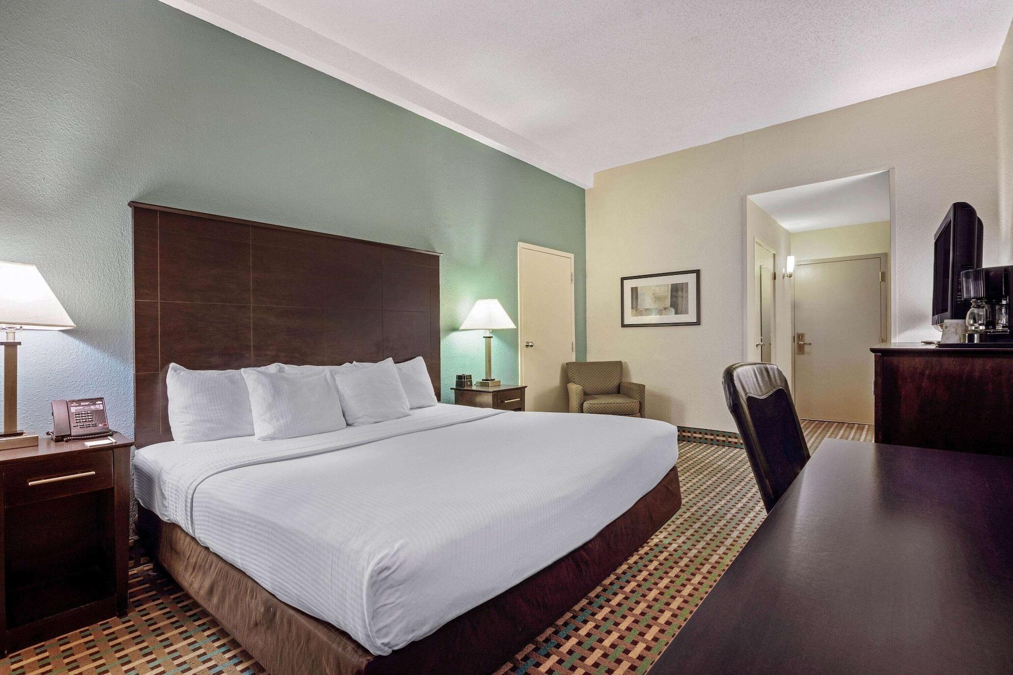 La Quinta Inn By Wyndham Columbia Se Fort Jackson Luaran gambar