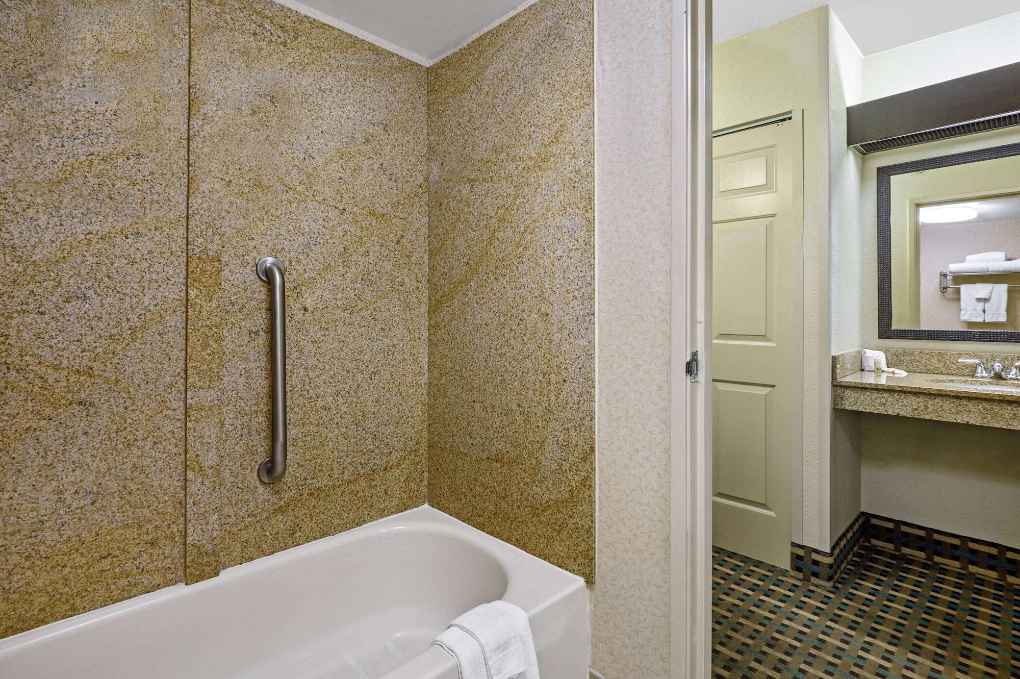 La Quinta Inn By Wyndham Columbia Se Fort Jackson Luaran gambar