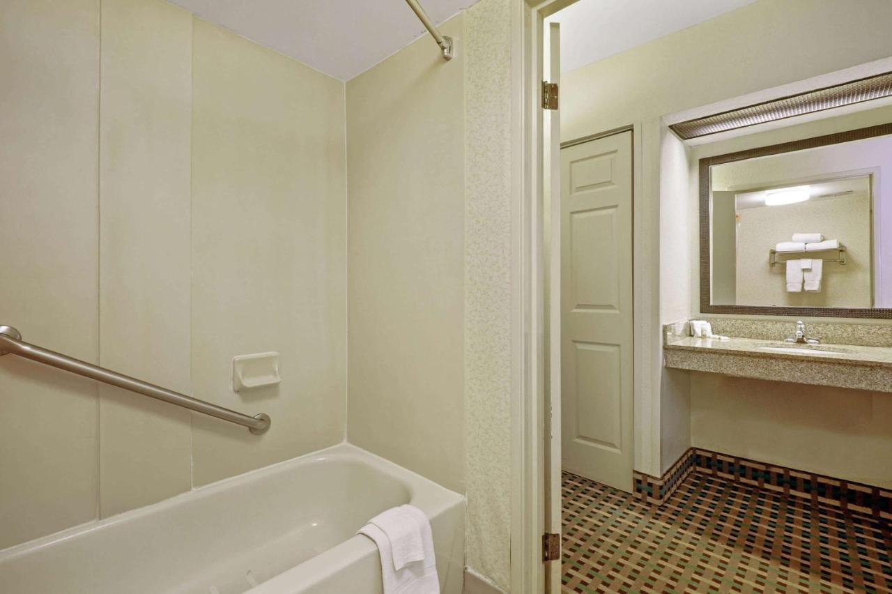 La Quinta Inn By Wyndham Columbia Se Fort Jackson Luaran gambar